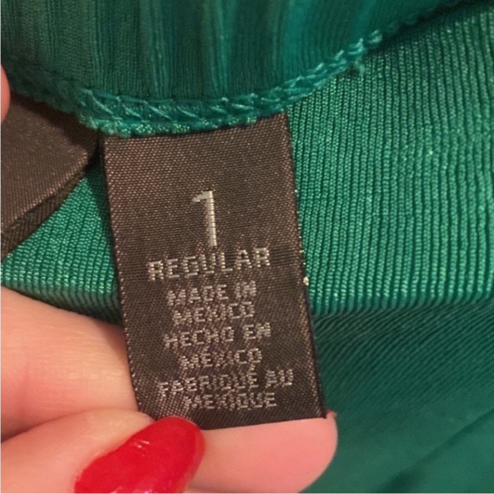 Travelers Green Pants Size Medium St. Patrick’s Day Kelly Green Wrinkle Reistant - Picture 7 of 13
